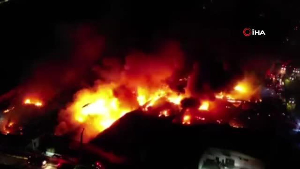Bursa\'da 10 fabrikaya sıçrayan yangın gece böyle görüntülendi