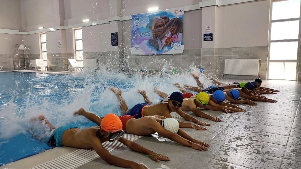 Kayseri Sarıoğlan İlçesinde Yeni Kapalı Yüzme Havuzu Hizmete Açıldı