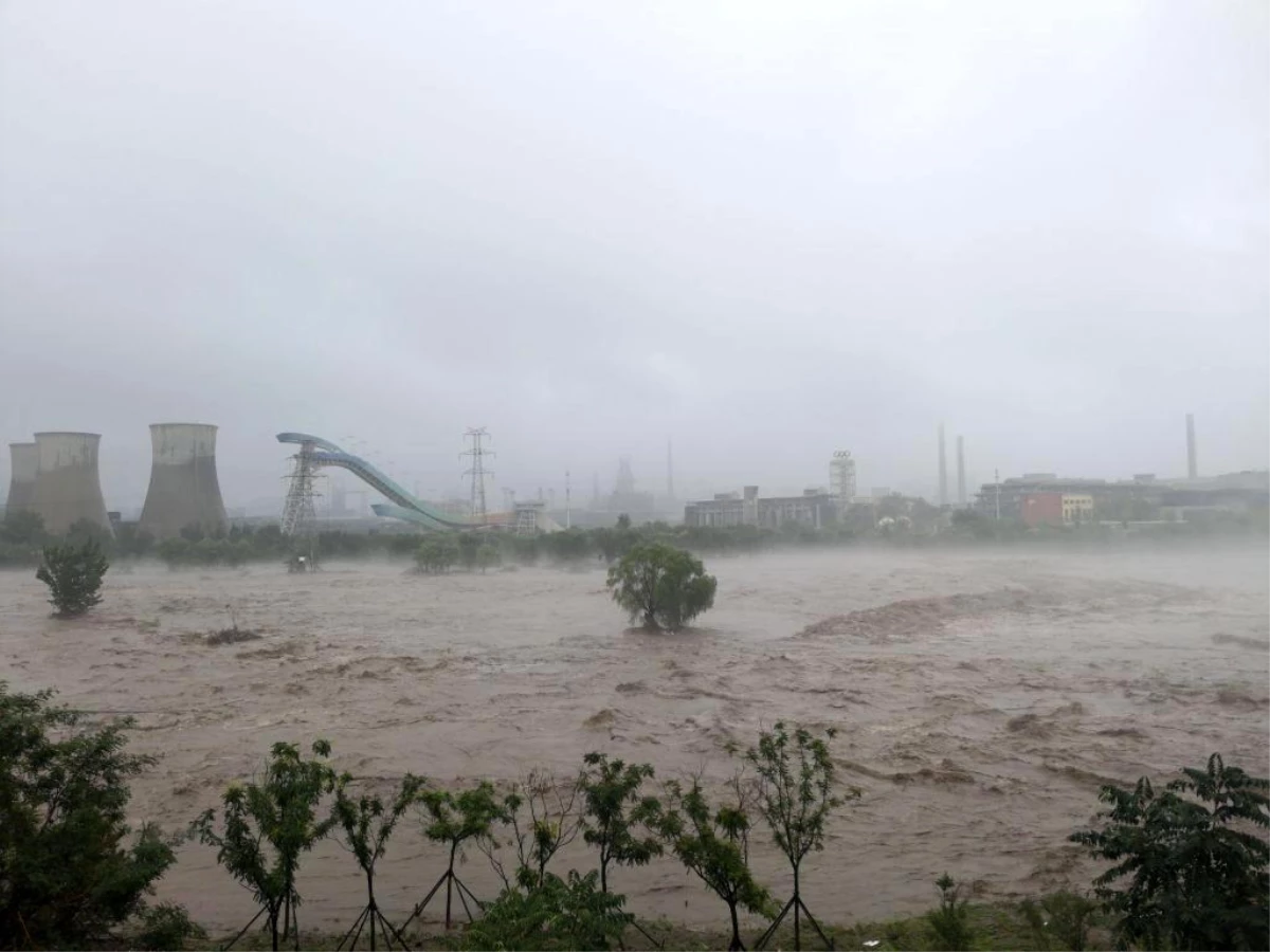 Çin\'de Devam Eden Fırtına ve Yağışlar Sonucu Pekin, Tianjin ve Hebei Bölgeleri Su Altında