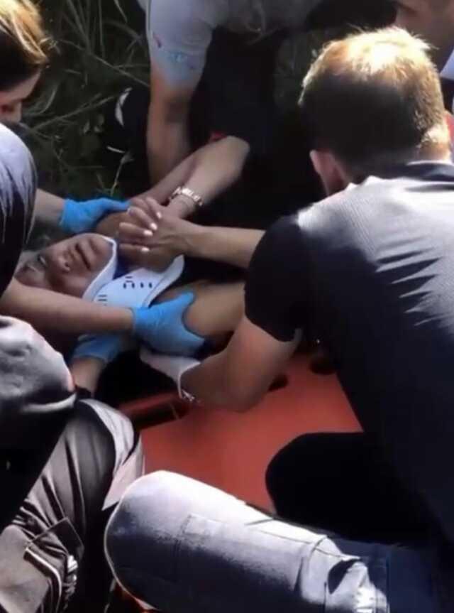 Dakikalarca 'Ben öldüm mü Allah rızası için doğru söyleyin' diye sayıkladı! Yaralı kadını zor ikna ettiler