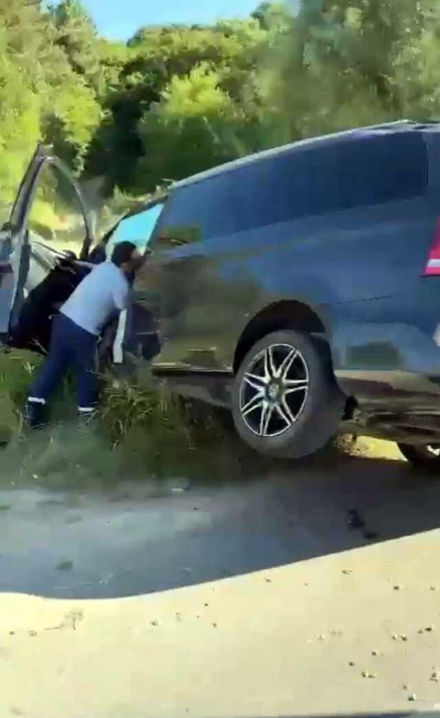 Dakikalarca 'Ben öldüm mü Allah rızası için doğru söyleyin' diye sayıkladı! Yaralı kadını zor ikna ettiler