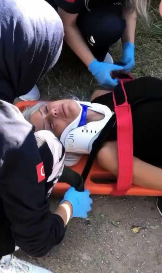 Dakikalarca 'Ben öldüm mü Allah rızası için doğru söyleyin' diye sayıkladı! Yaralı kadını zor ikna ettiler