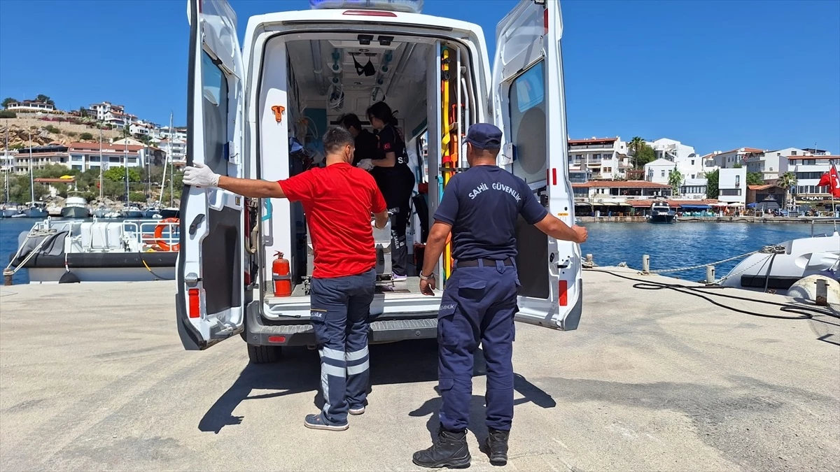 Muğla\'nın Datça ilçesi açıklarında rahatsızlanan kişi Sahil Güvenlik tarafından tahliye edildi