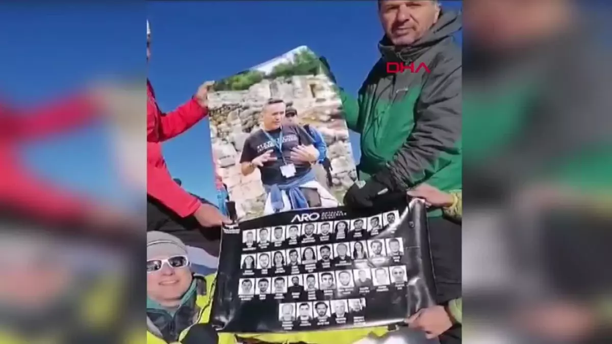 Depremde hayatını kaybeden rehberlerin fotoğrafları Ağrı Dağı\'na taşındı