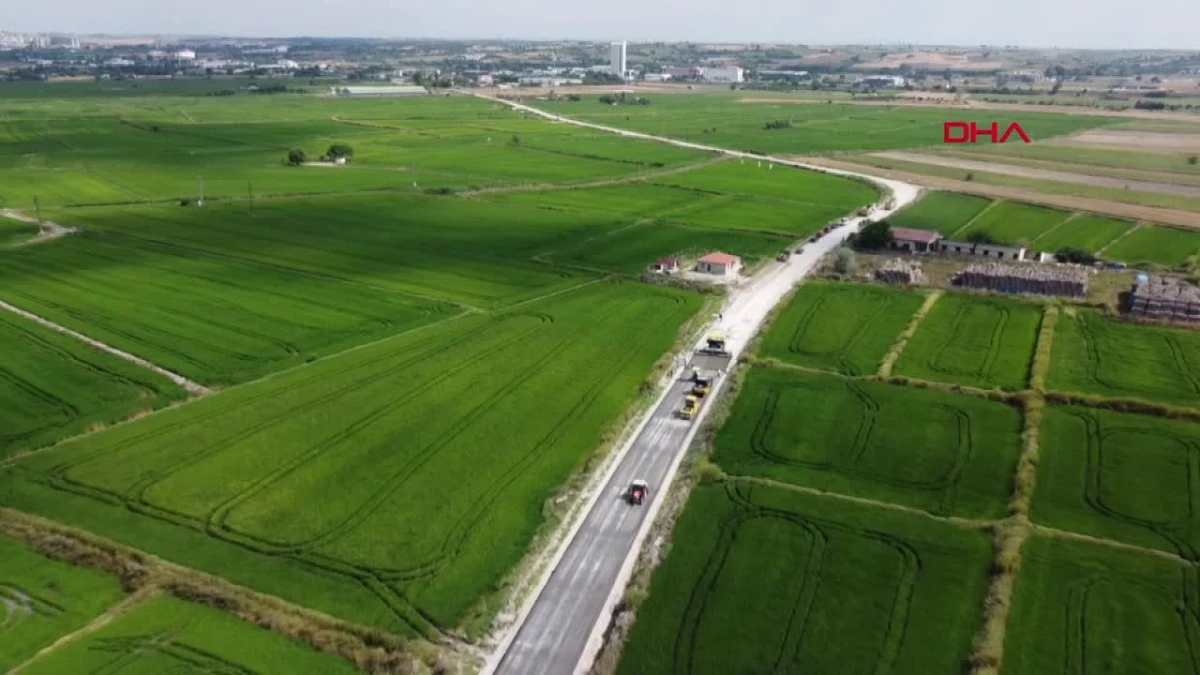 Edirne\'de Üyüklütatar ve Karakasım köylerini bağlayan beton yol çalışması tamamlanıyor