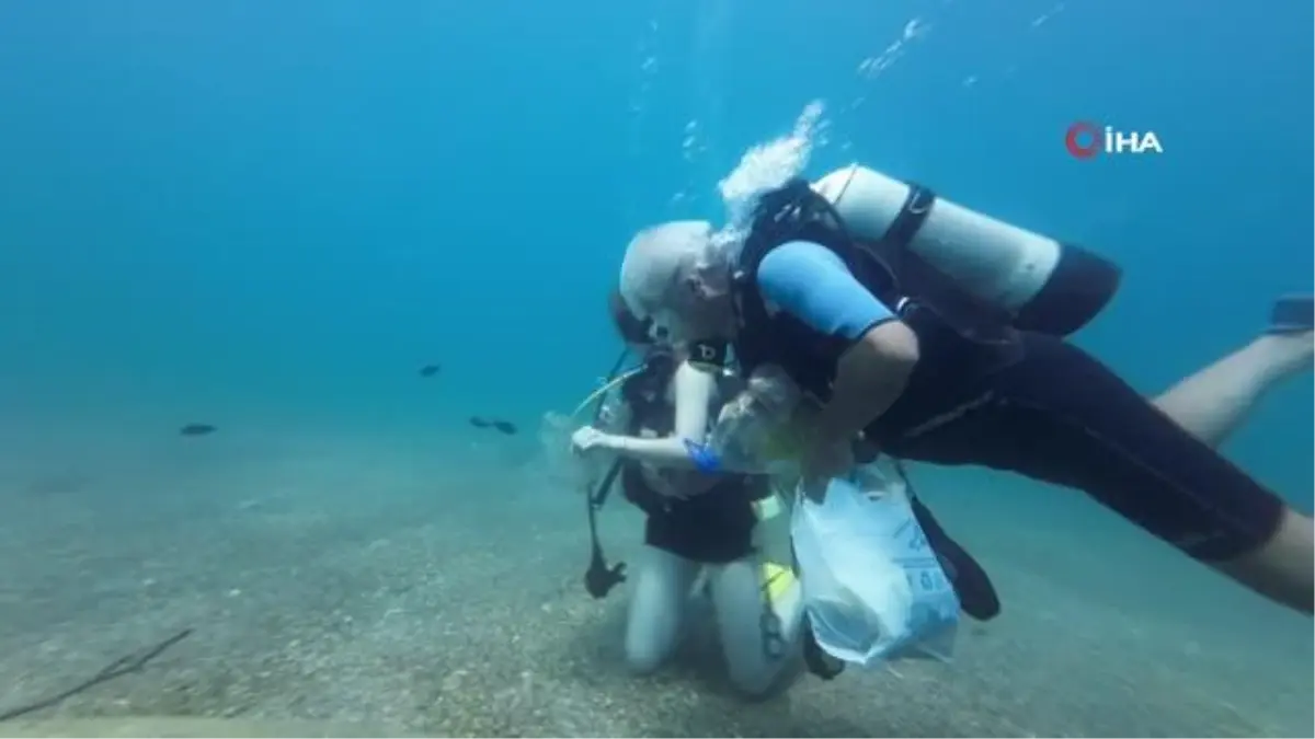 Eğitim için daldılar, su altında çöp topladılar