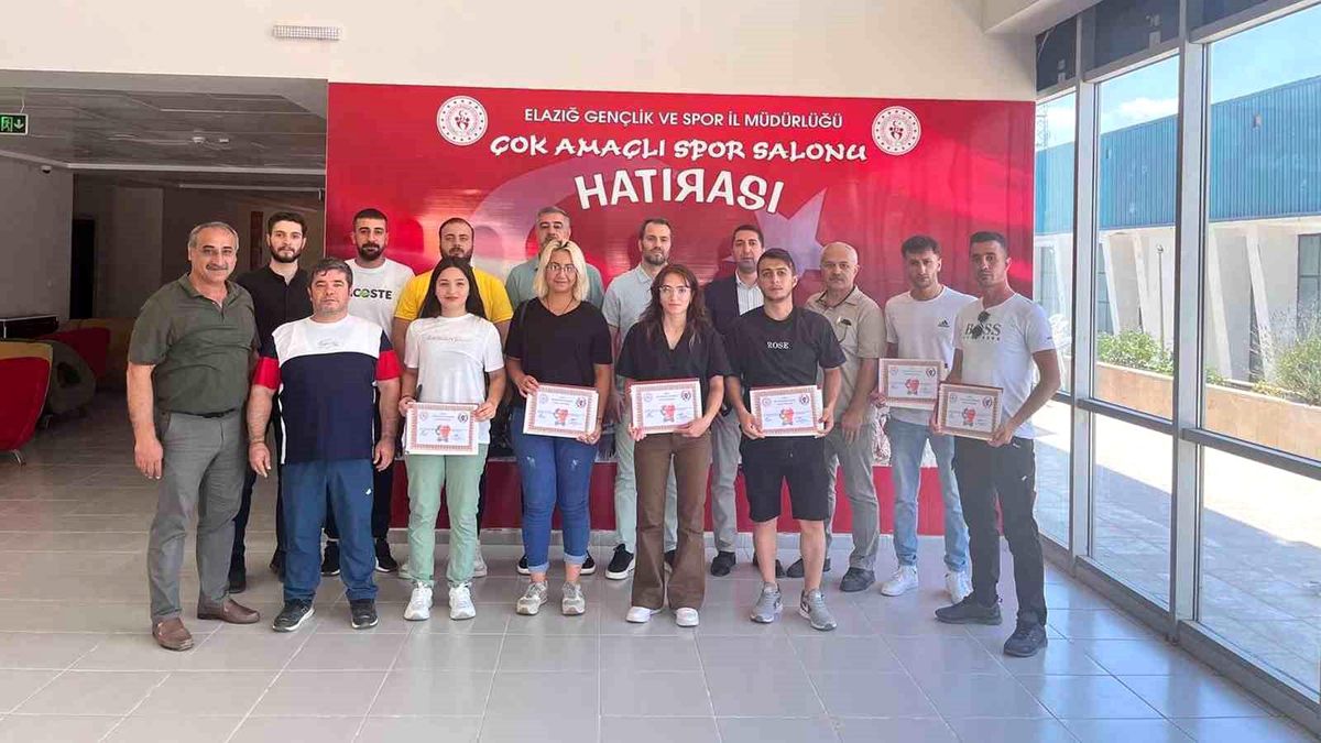 Elazığ\'da düzenlenen boks aday hakemlik kursunu tamamlayanlara başarı belgeleri takdim edildi
