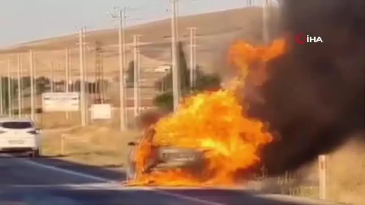 Elektrik kabloları şase yapan otomobil alev topuna döndü