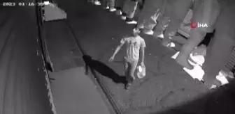 Eminönü'nde cansız manken hırsızlığı kamerada