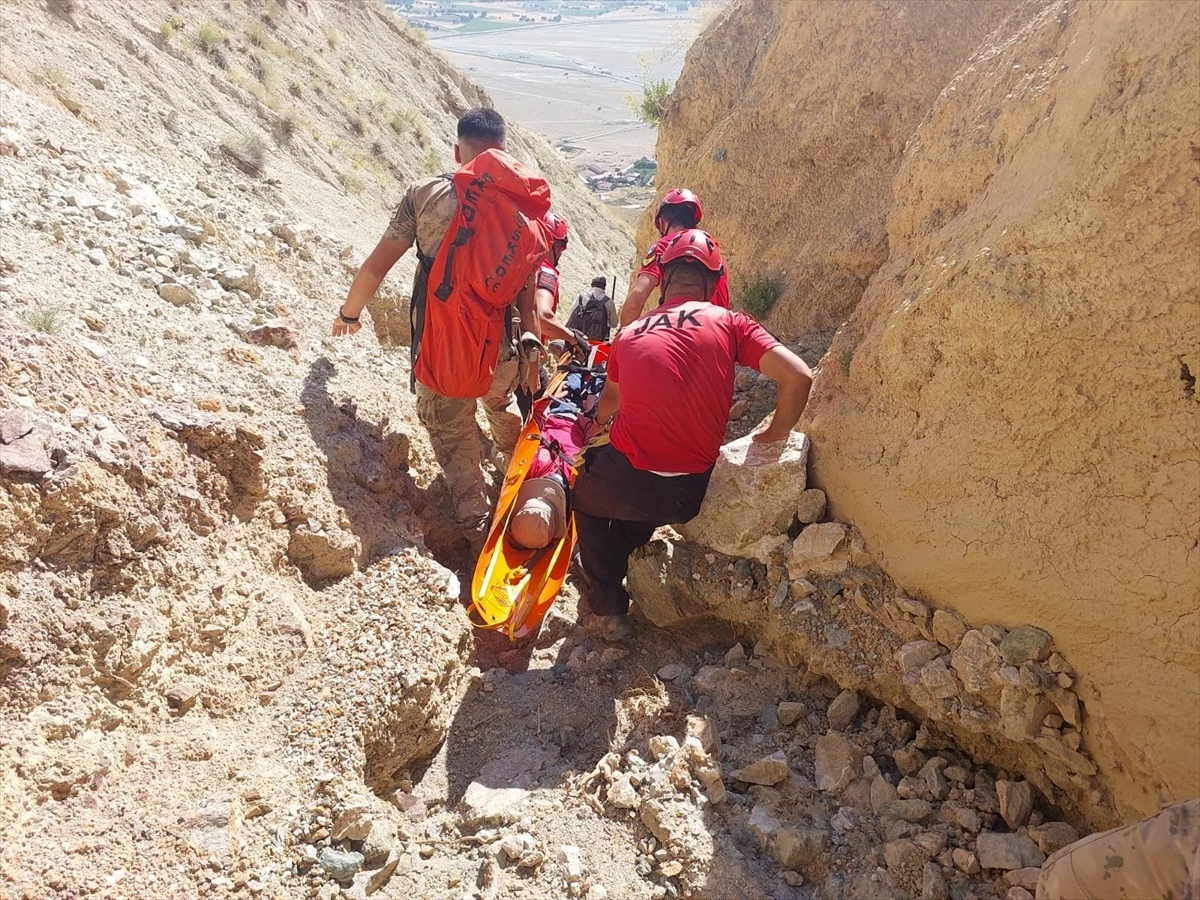 Erzincan\'da Maden Araştırması Yapan Kişi Kayadan Düşerek Yaralandı