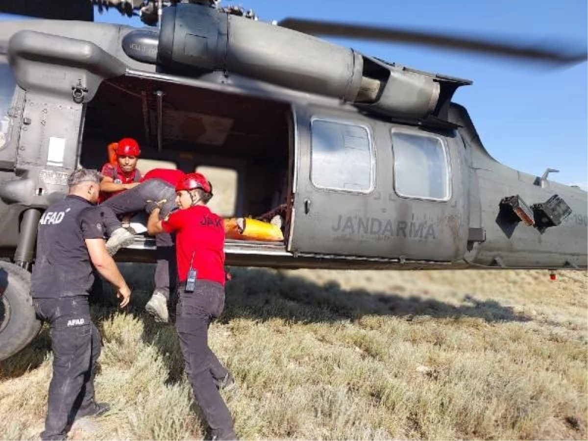 Erzincan\'da Yaralanan Dağcı Helikopterle Kurtarıldı