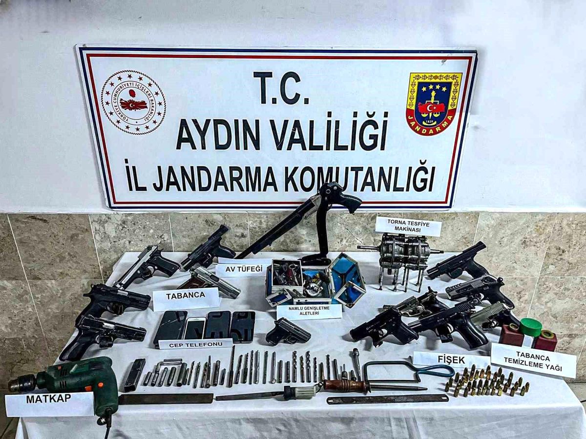 Nazilli\'de silah kaçakçılığı operasyonu: Çok sayıda silah ve malzeme ele geçirildi