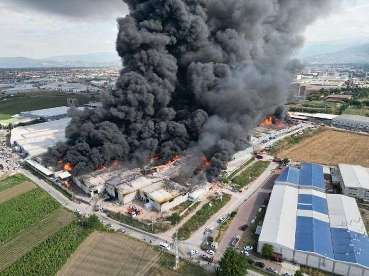İnegöl\'deki Fabrika Yangınına Havadan Müdahale Başladı