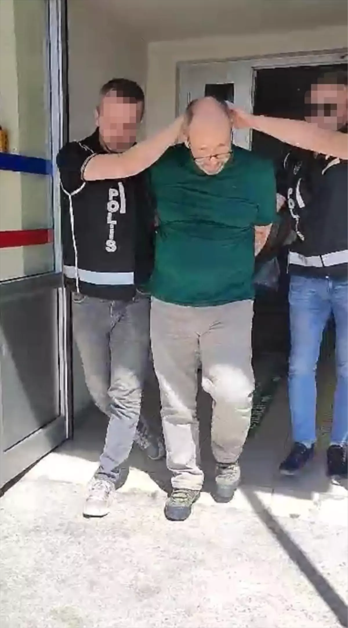 FETÖ Üyesi Arif Oktay Eser Sahte Kimlik ve Pasaportla Yakalandı