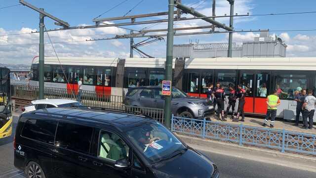 Galata Köprüsü'nde araç tramvay yoluna girdi, seferler aktarmalı olarak yapılıyor