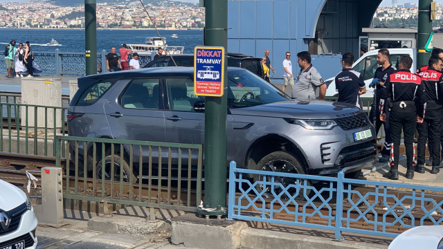Galata Köprüsü'nde araç tramvay yoluna girdi, seferler aktarmalı olarak yapılıyor