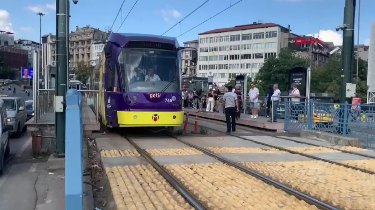 GALATA KÖPRÜSÜ\'NDE CİPİYLE TRAMVAY YOLUNA GİRDİ, SEFERLER DURDU - 2