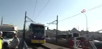 Galata Köprüsü'nde rayların üstünde kalan cip kaldırıldı, seferler normale döndü
