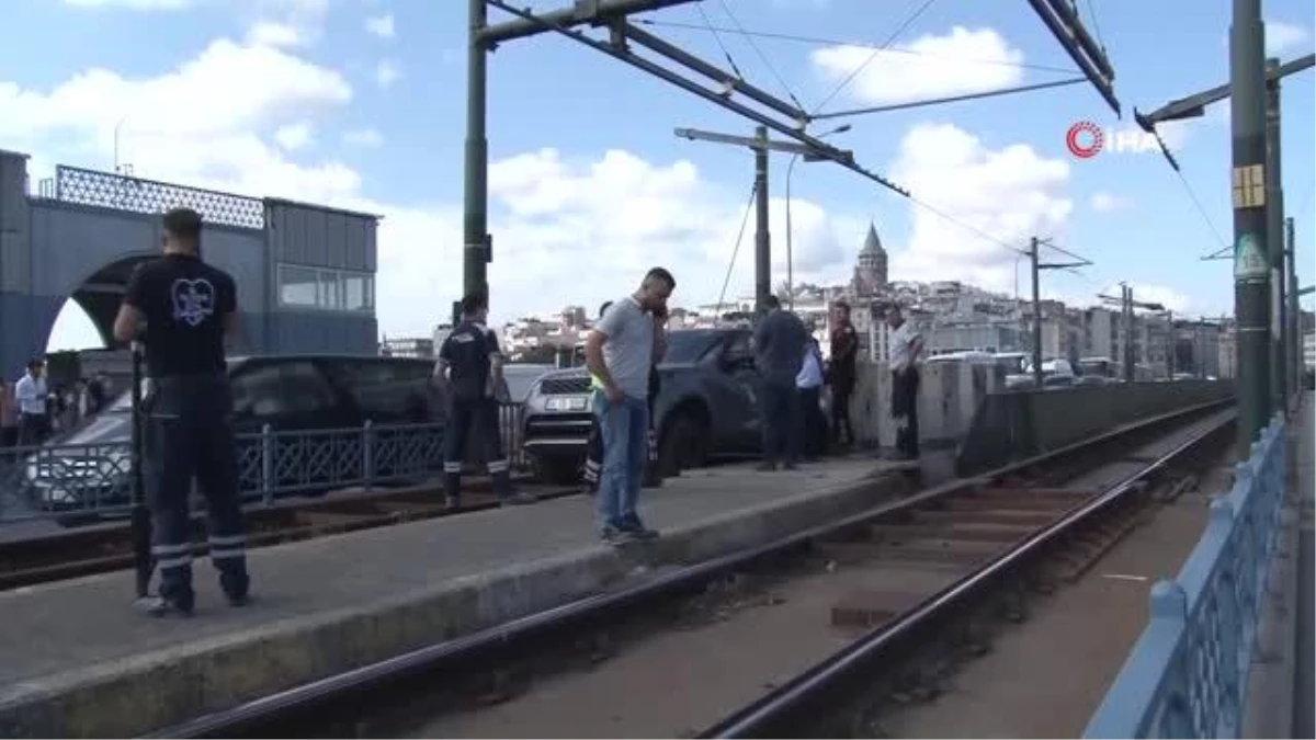 Galata Köprüsü\'nde tramvay yoluna giren cip rayların üzerinde asılı kaldı