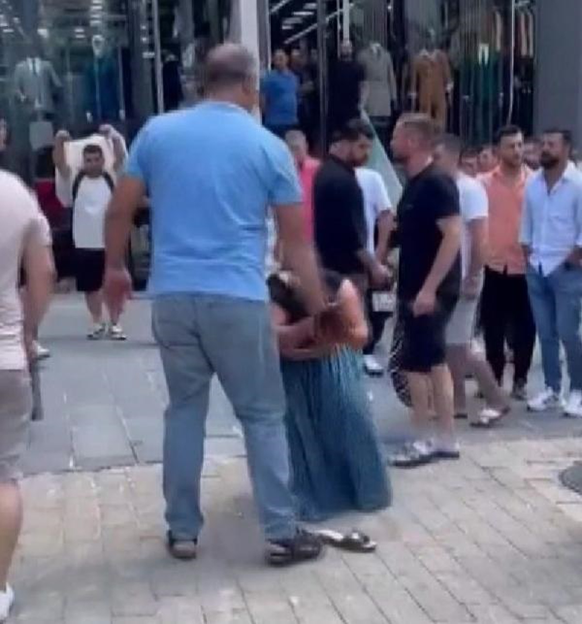 GÜNGÖREN\'de İş Yeri Sahibi Hırsızlık Yapan Kadını Sokak Ortasında Darbetti