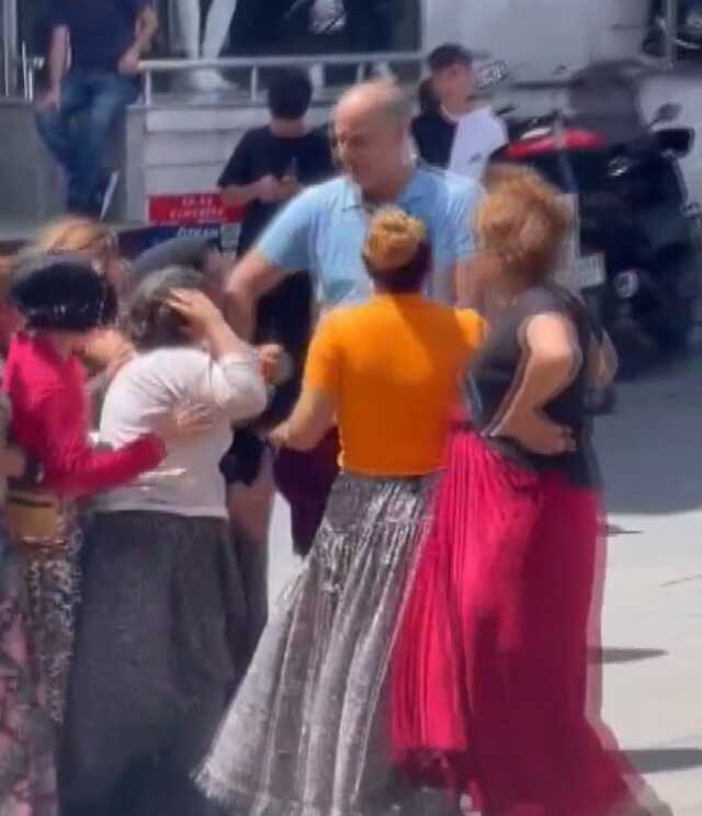 GÜNGÖREN'de İş Yeri Sahibi Hırsızlık Yaptığını İddia Ettiği Kadını Sokak Ortasında Darbetti GÜNGÖREN'de İş Yeri Sahibi Hırsızlık Yaptığını İddia Ettiği Kadını Sokak Ortasında Darbetti