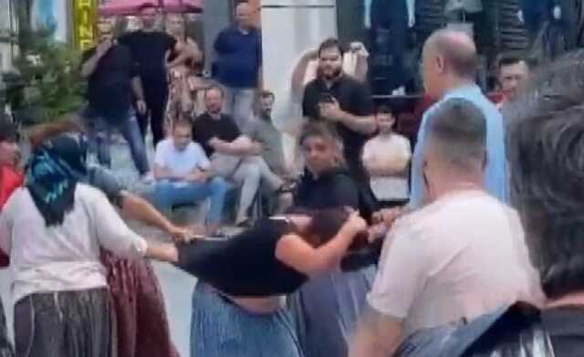 GÜNGÖREN'de İş Yeri Sahibi Hırsızlık Yaptığını İddia Ettiği Kadını Sokak Ortasında Darbetti GÜNGÖREN'de İş Yeri Sahibi Hırsızlık Yaptığını İddia Ettiği Kadını Sokak Ortasında Darbetti