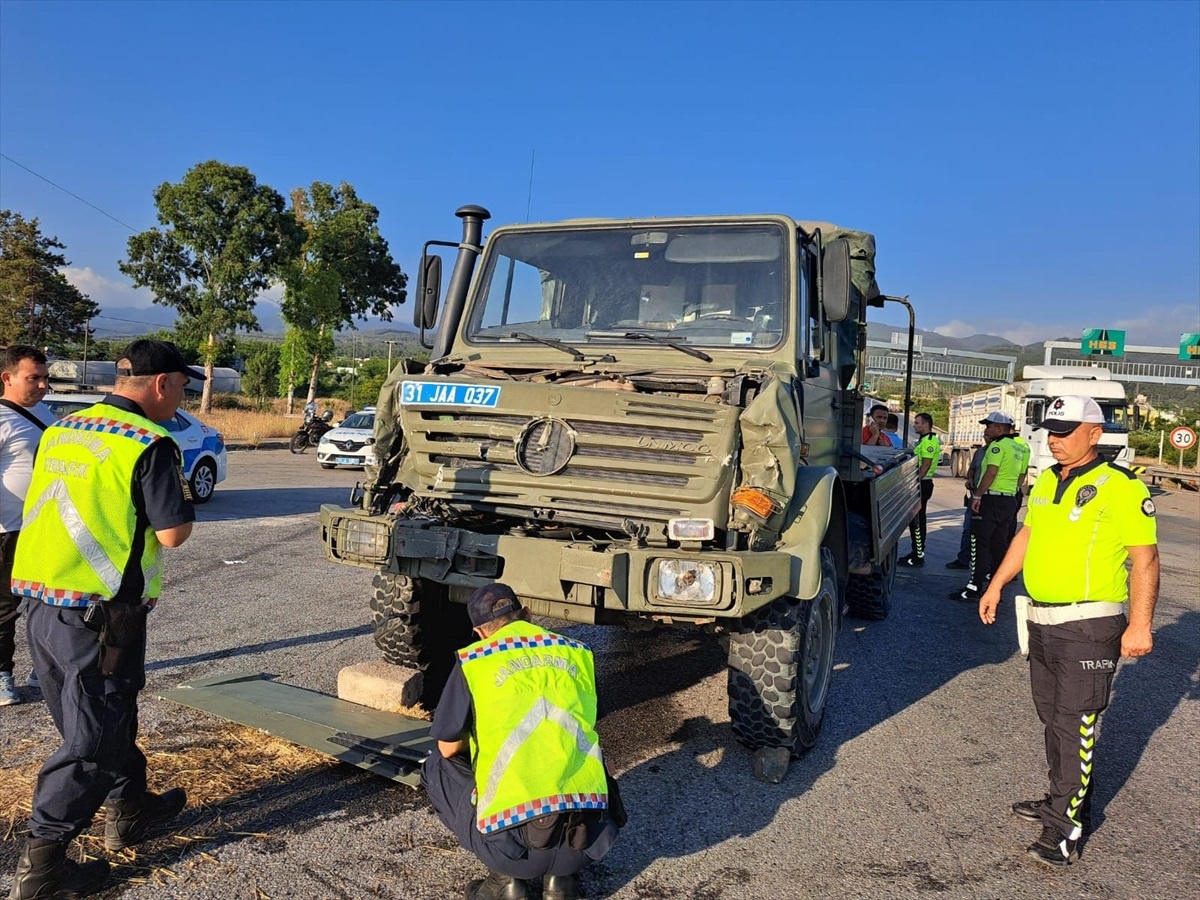 Hatay\'da askeri aracın tıra arkadan çarpması sonucu 10 asker yaralandı