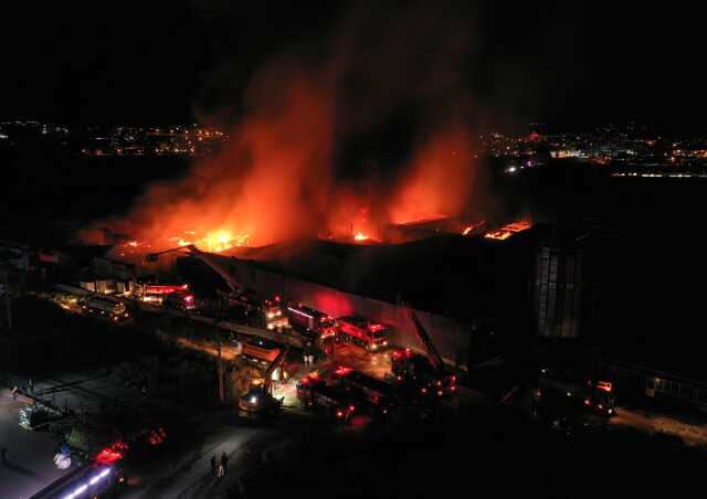 İnegöl'deki fabrika yangını büyüyor! Alevler 9 fabrikaya daha sıçradı İnegöl'deki fabrika yangını büyüyor! Alevler 9 fabrikaya daha sıçradı