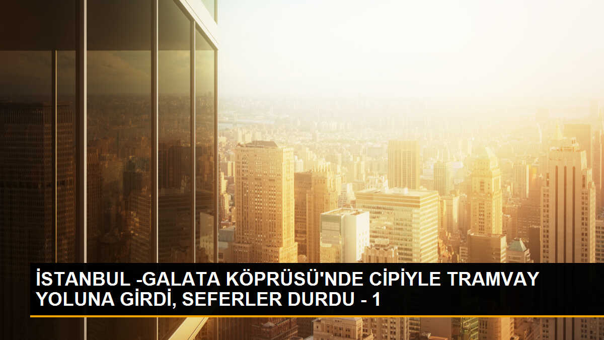 İSTANBUL -GALATA KÖPRÜSÜ\'NDE CİPİYLE TRAMVAY YOLUNA GİRDİ, SEFERLER DURDU - 1