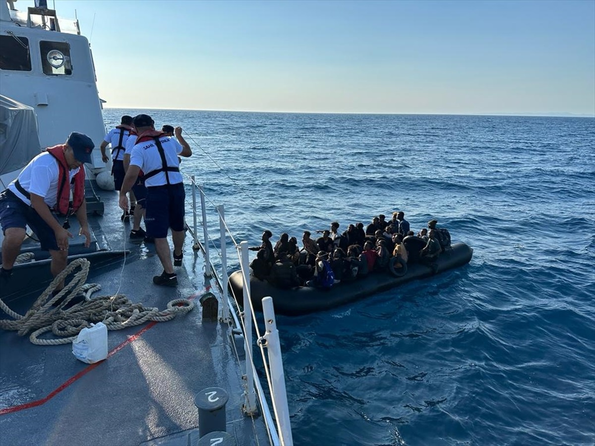 İzmir Karaburun\'da Yunanistan unsurları tarafından geri itilen 41 düzensiz göçmen kurtarıldı