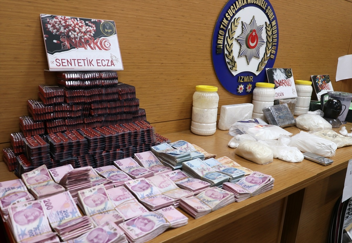 İzmir\'de Uyuşturucu Operasyonunda 13,5 Kilogram Kokain Ele Geçirildi