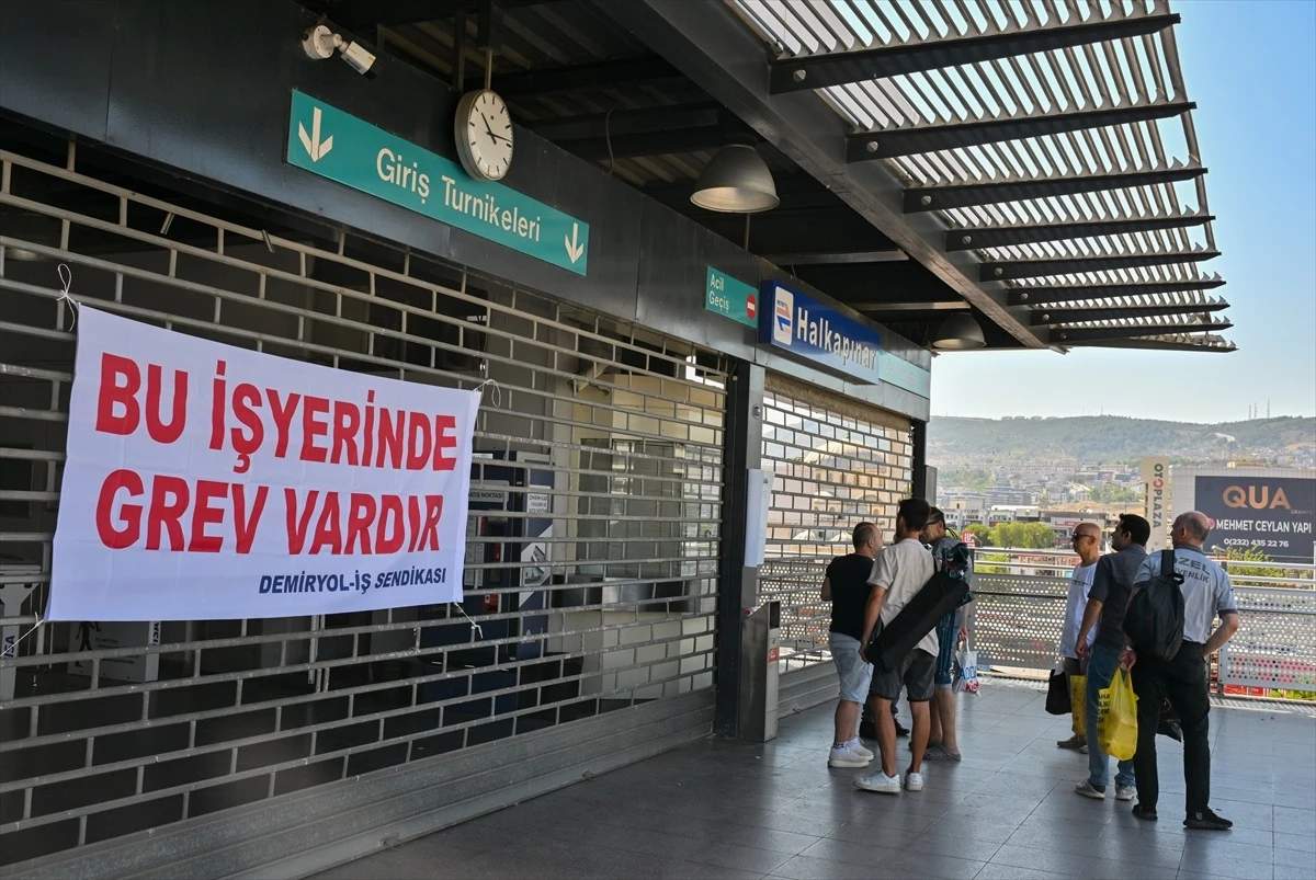 İzmir\'de Metro ve Tramvay Çalışanları Grevde
