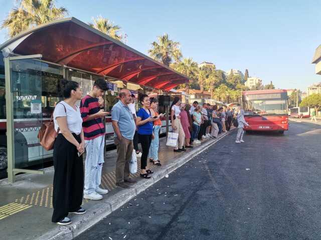 İzmir'deki grevde 2. gün: Duraklar doldu taştı, trafik felç oldu