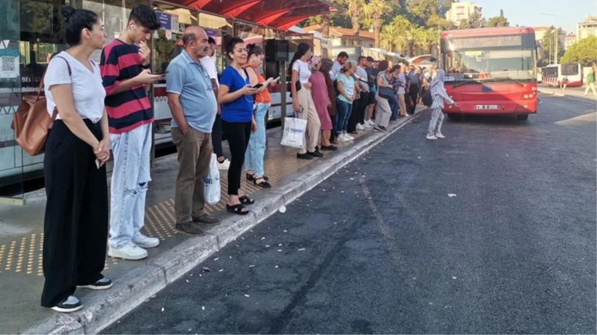 İzmir\'deki grevde 2. gün: Duraklar doldu taştı, trafik felç oldu