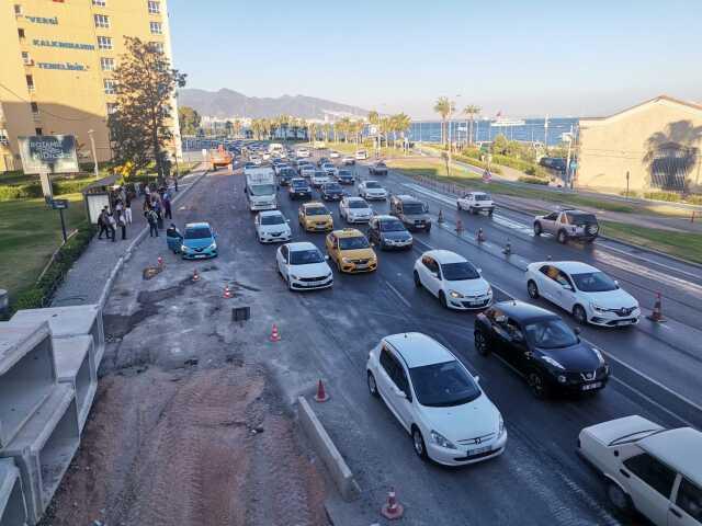 İzmir'deki grevde 2. gün: Duraklar doldu taştı, trafik felç oldu