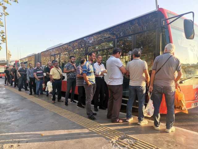 İzmir'deki grevde 2. gün: Duraklar doldu taştı, trafik felç oldu