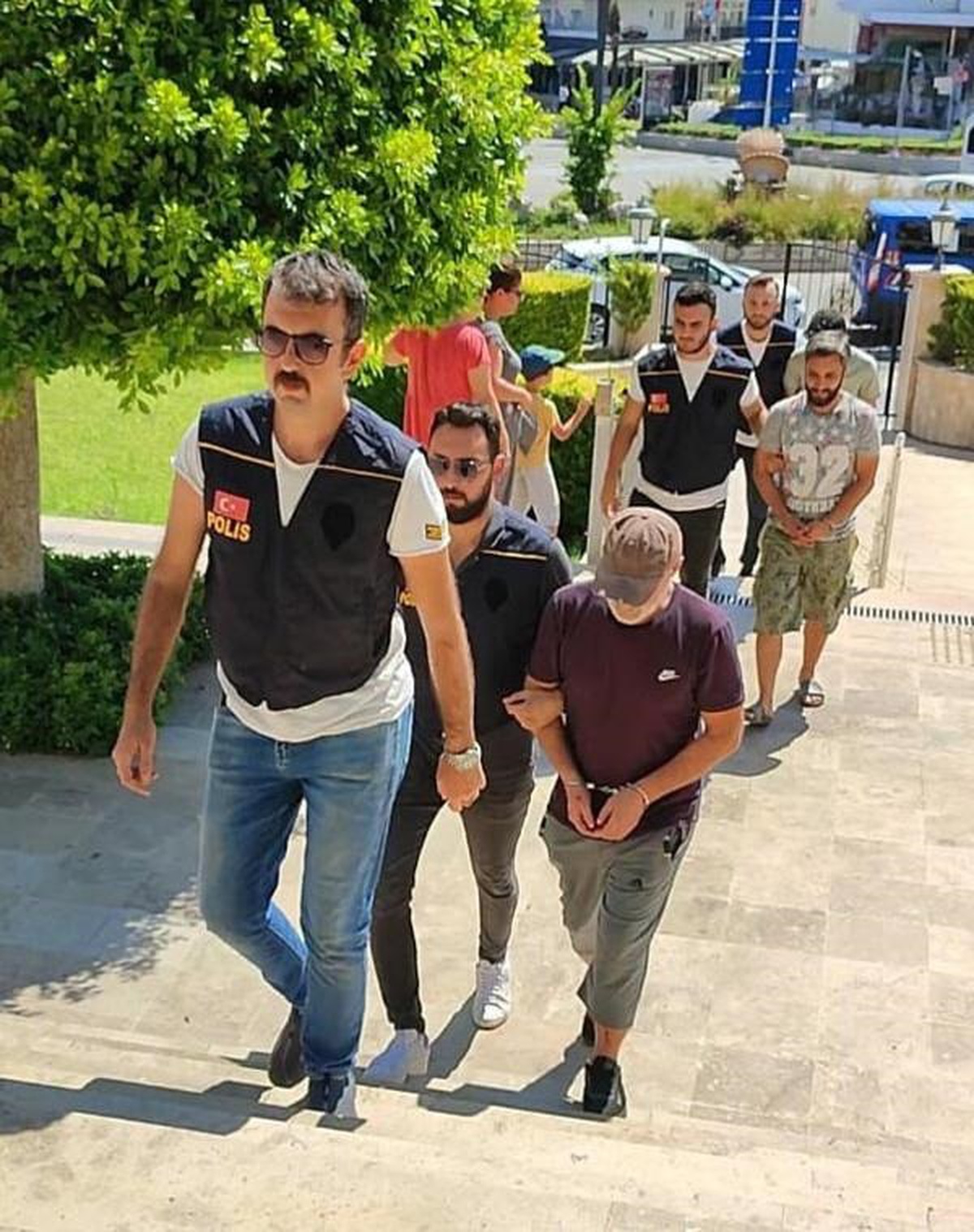 Marmaris\'te Kamyonette Kaçak Göçmen Operasyonu: 12 Göçmen Yakalandı