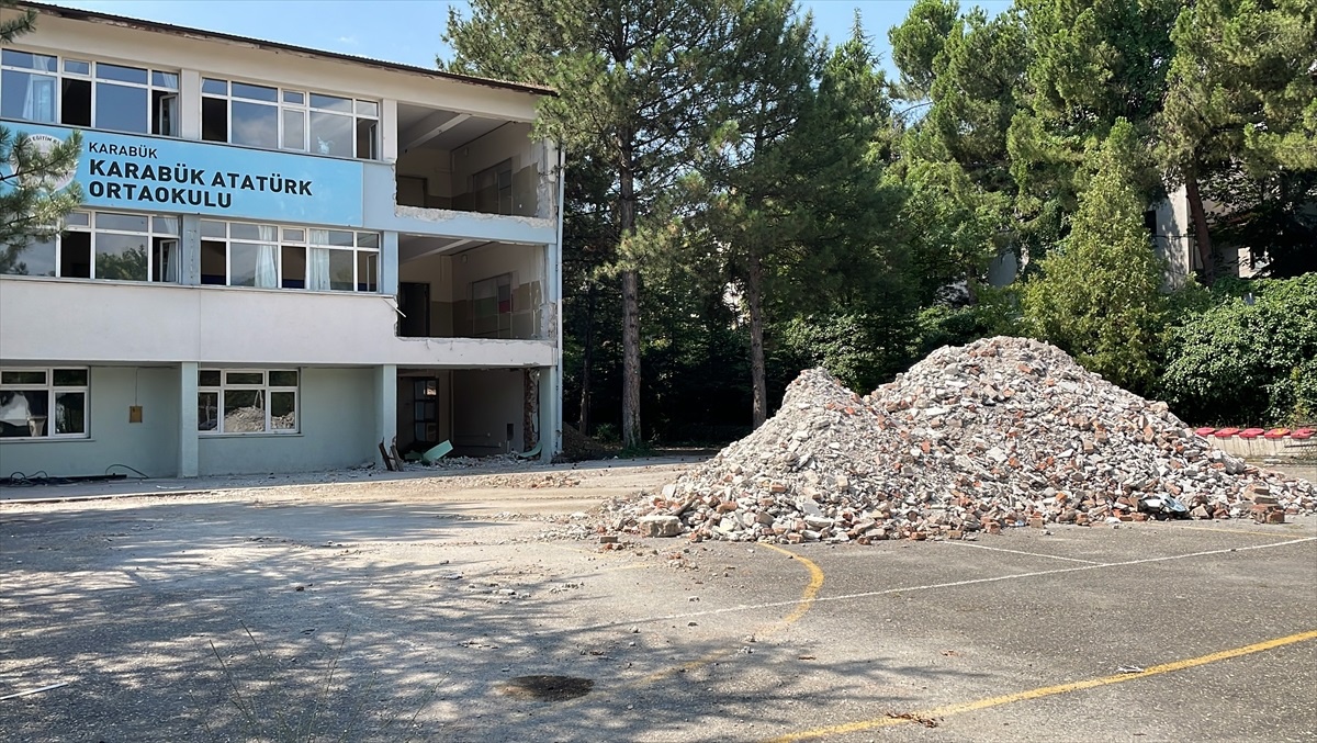 Karabük\'te 9 Yeni Okul Yapıldı, 6 Okulda Güçlendirme Çalışmaları Devam Ediyor
