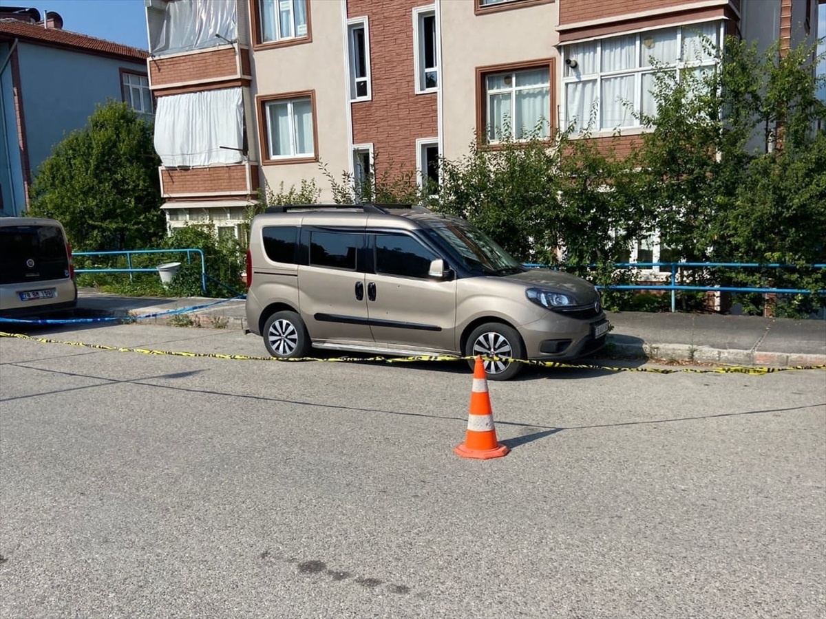 Karabük\'te park halindeki hafif ticari araç kurşunlandı