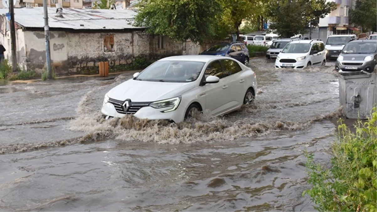 Kars\'ta sağanak ve dolu sonucu iş yeri ve garajları su bastı