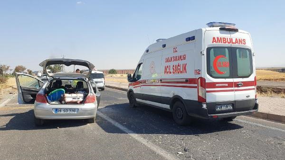 Diyarbakır\'da refüje çarpan otomobil hafif ticari araçla çarpıştı: 2\'si ağır, 7 yaralı