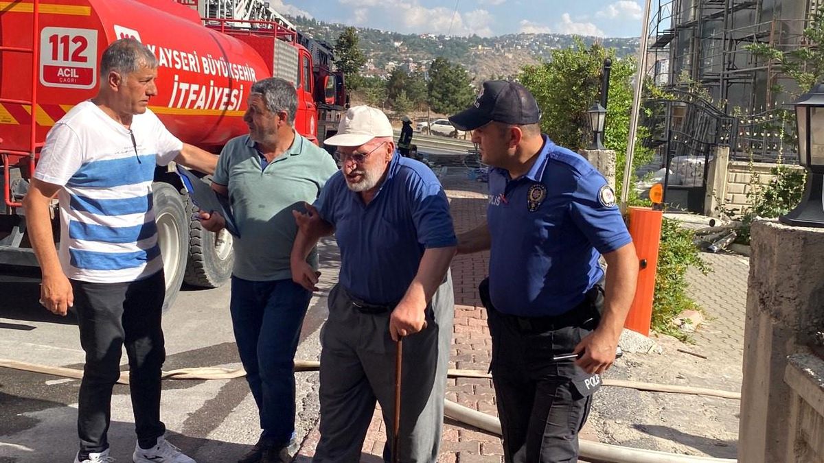 Kayseri Talas\'ta çıkan yangında mahsur kalanlar kurtarıldı