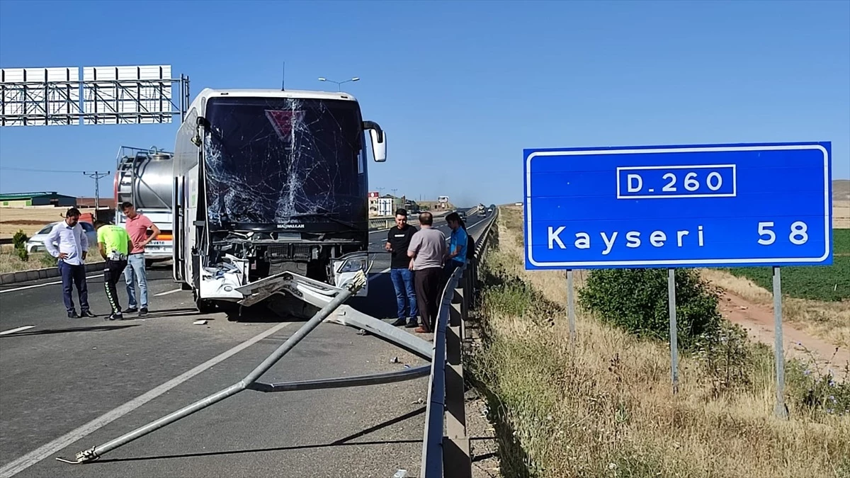 Kayseri\'de otobüs ile kamyonet çarpıştı: 3 yaralı