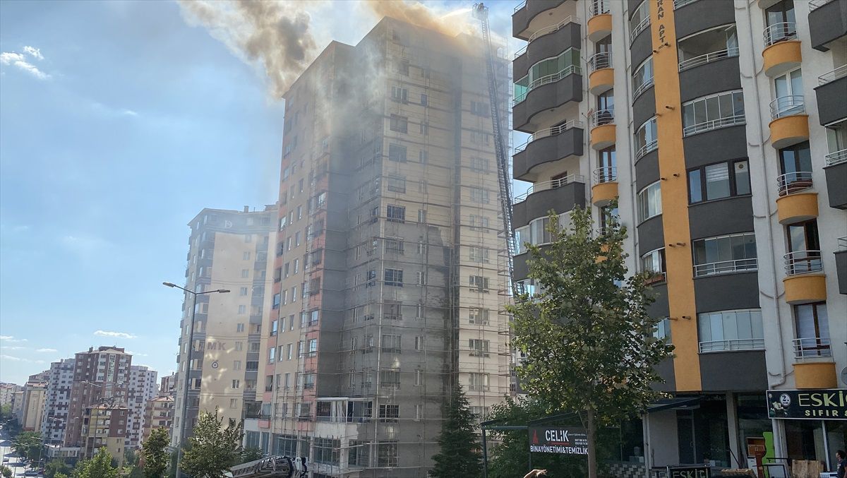 Kayseri\'de bina tadilatı sırasında çıkan yangında 1 işçi hayatını kaybetti