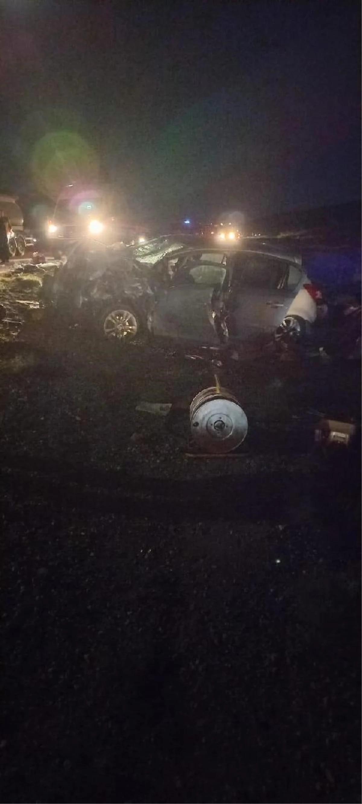 Niğde\'de Otomobil ile Kamyonet Kafa Kafaya Çarpıştı: 1 Ölü, 5 Yaralı