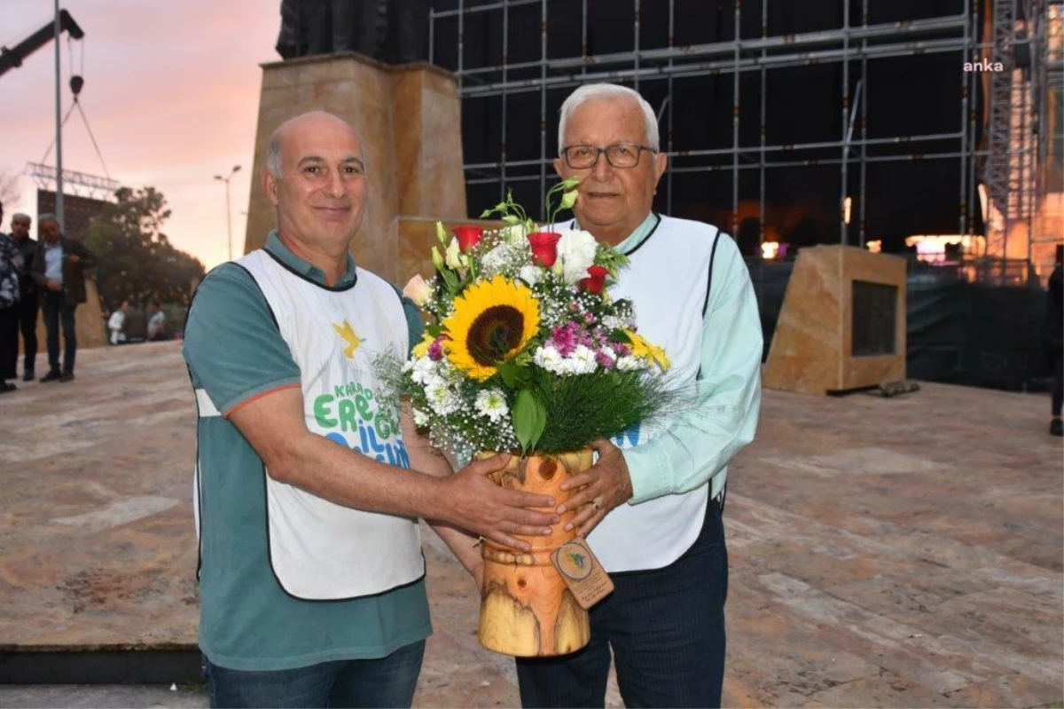 Kdz. Ereğli Belediye Başkanı, festivalde sanatçılara özel ağaç vazolarıyla teşekkür etti