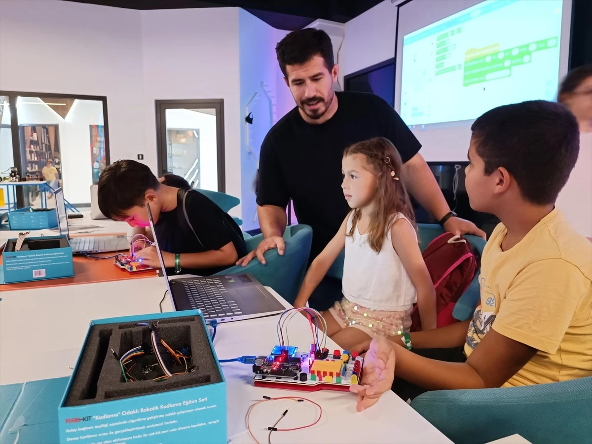 Antalya Bilim Merkezi\'nde Çocuklar Robotik Kodlama Atölyesinde Yeteneklerini Geliştiriyor