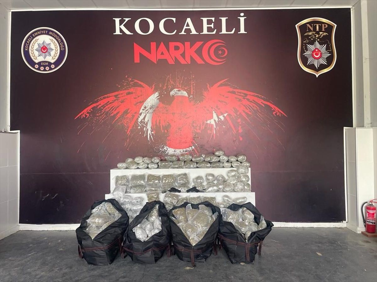 Kocaeli\'de iki araçta 119 kilogram esrar ele geçirilmesine ilişkin 5 şüpheli adliyede