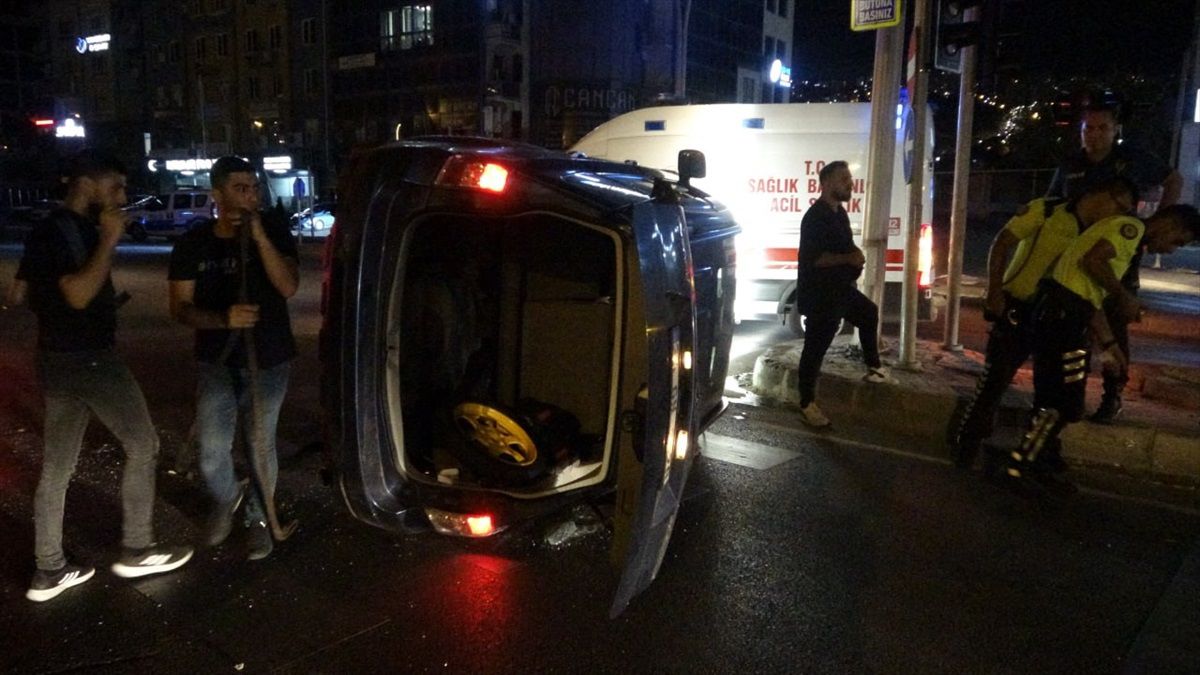 İzmit\'te alkollü sürücünün cipi sinyalizasyon direğine çarptı: 2 yaralı