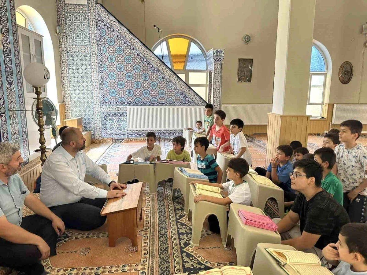 Orhaneli Belediye Başkanı Ali Aykurt, Kur\'an-ı Kerim öğrenen öğrencilere dondurma ikram etti